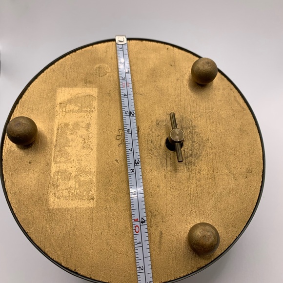 Vintage 1940s footed aluminum puff music box - Picture 8 of 9